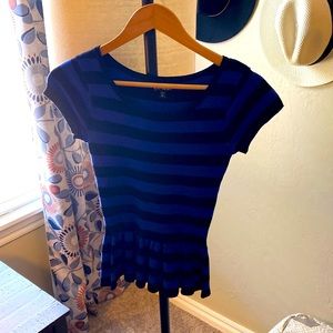 Women’s shortsleeved knit top.